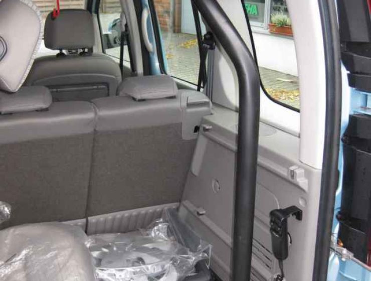 Rollstuhlkran-Invacar60-elektr-rein Kangoo-09