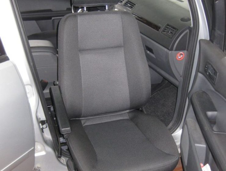 Schwenksitz-mit-Tilda Ford-C-Max-06-1