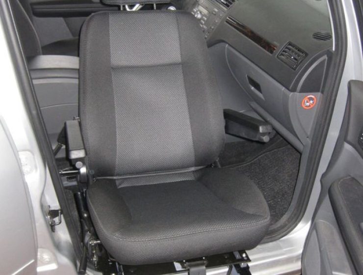 Schwenksitz-mit-Tilda Ford-C-Max-06-2